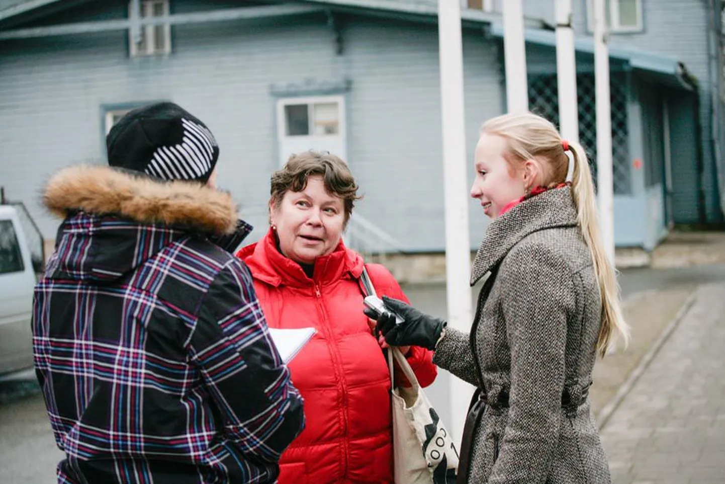 Järva Teataja töövari, Albu põhikooli IX klassi õpilane Ingeri-Helena Kakko tunneb heameelt, et saab tänavaküsitlust tehes reporteritöös käe valgeks.