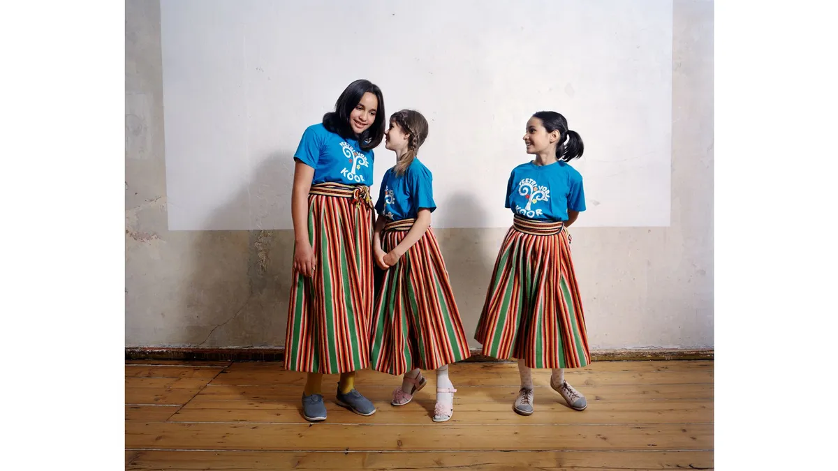 Peetri-Vodja koor harjutab laulupeo laule Vodja koolis Paide lähedal. Nora-Ariana Castra (vasakul), Cristal Juusu ja Naomi Crasta on kogenud koorilauljad, kuna nad esinevad ka kohalikel laulupidudel.