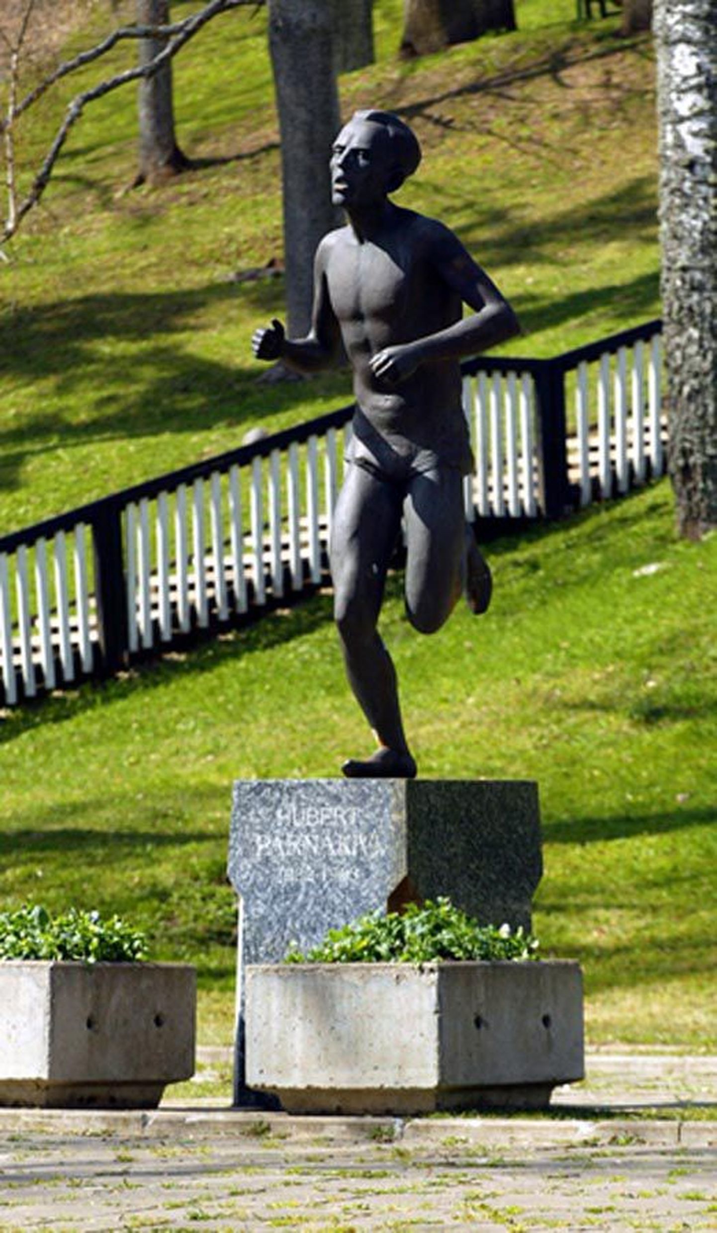 Jooksva Hubert Pärnakivi kuju valmis skulptor Riho Kullal 1990. aastal.