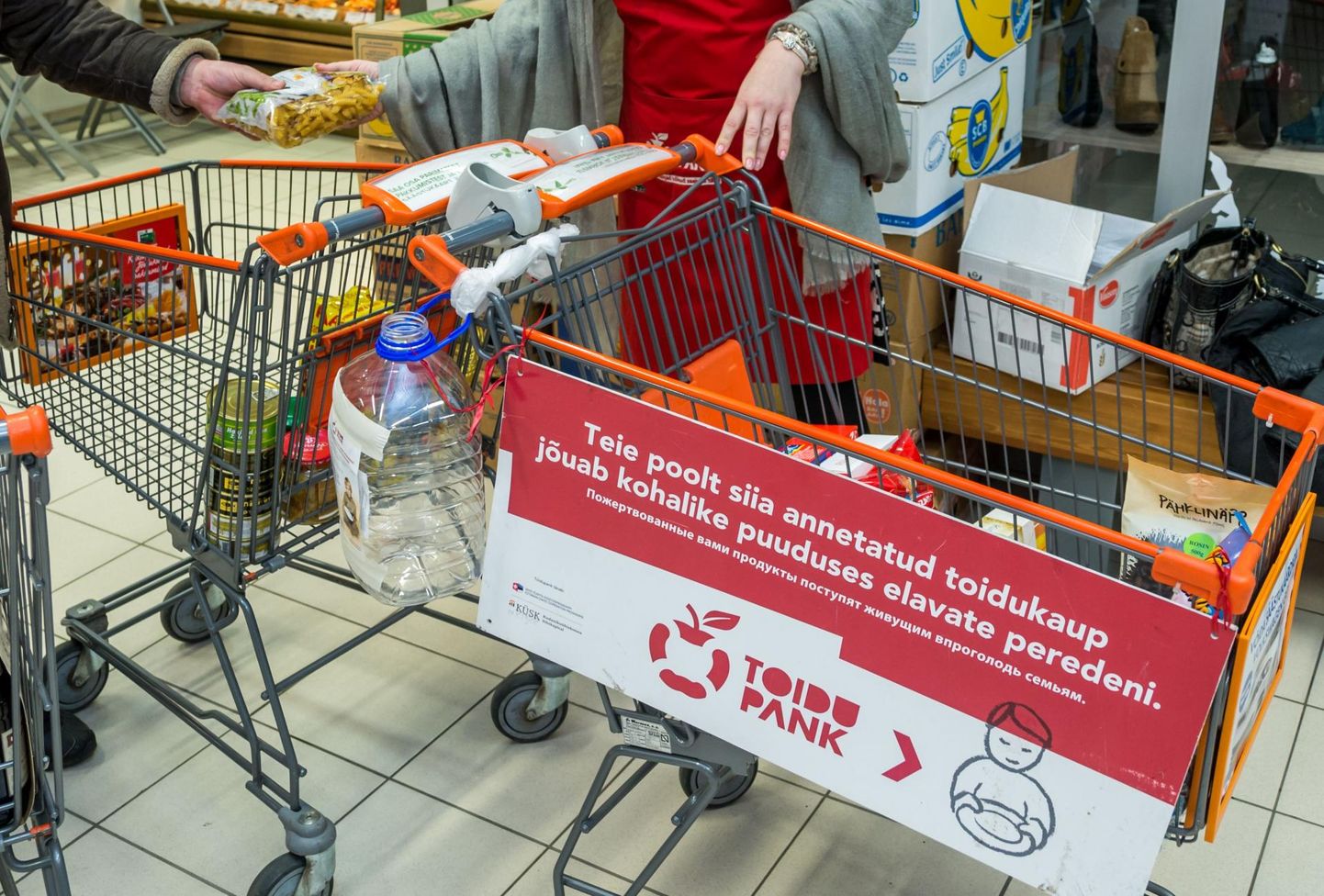 Kahel päeval kogusid vabatahtlikud Viljandis toitu Männimäe Selveris ja Uku keskuse Rimis. Mõlemal päeval saadi mõlemast poest 230–275 kilogrammi annetusi.