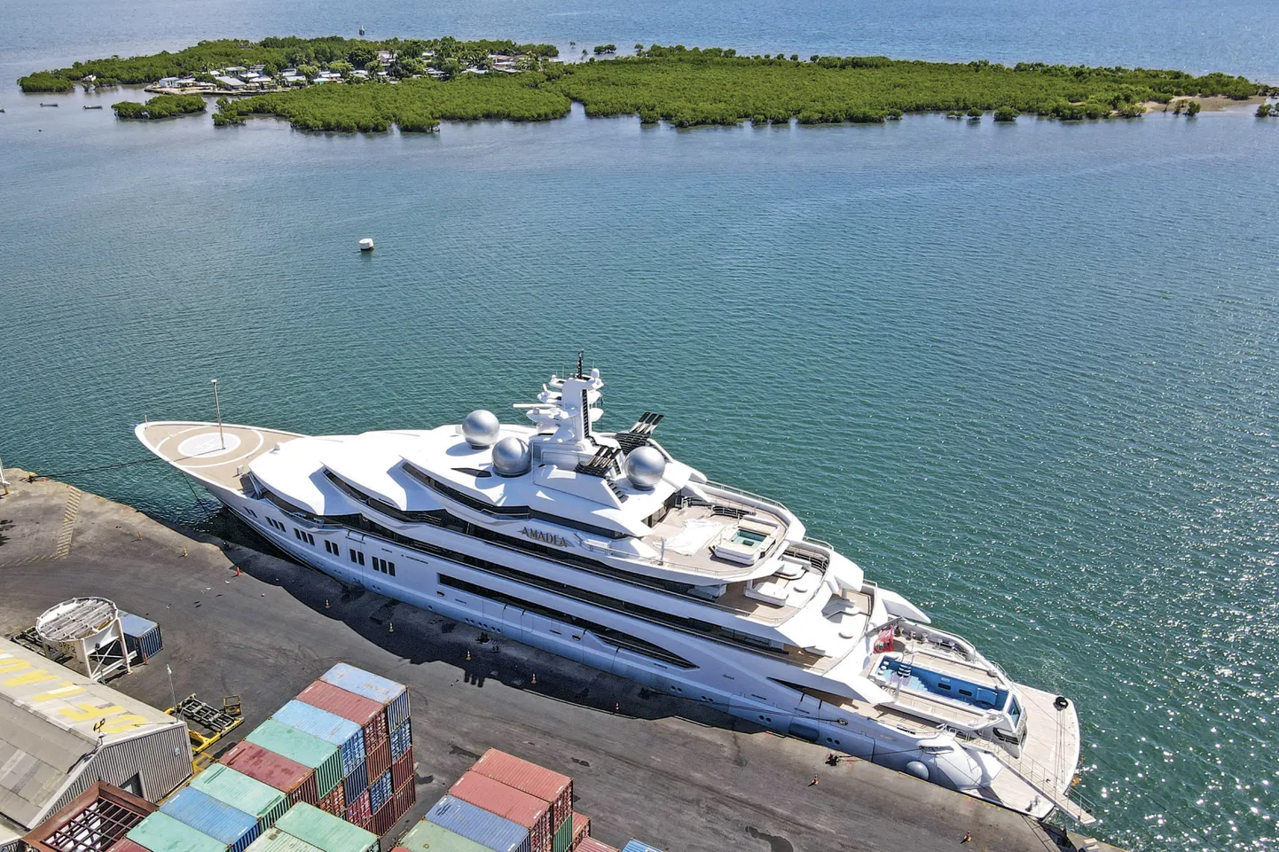 Яхта Amadea на острове Фиджи.
