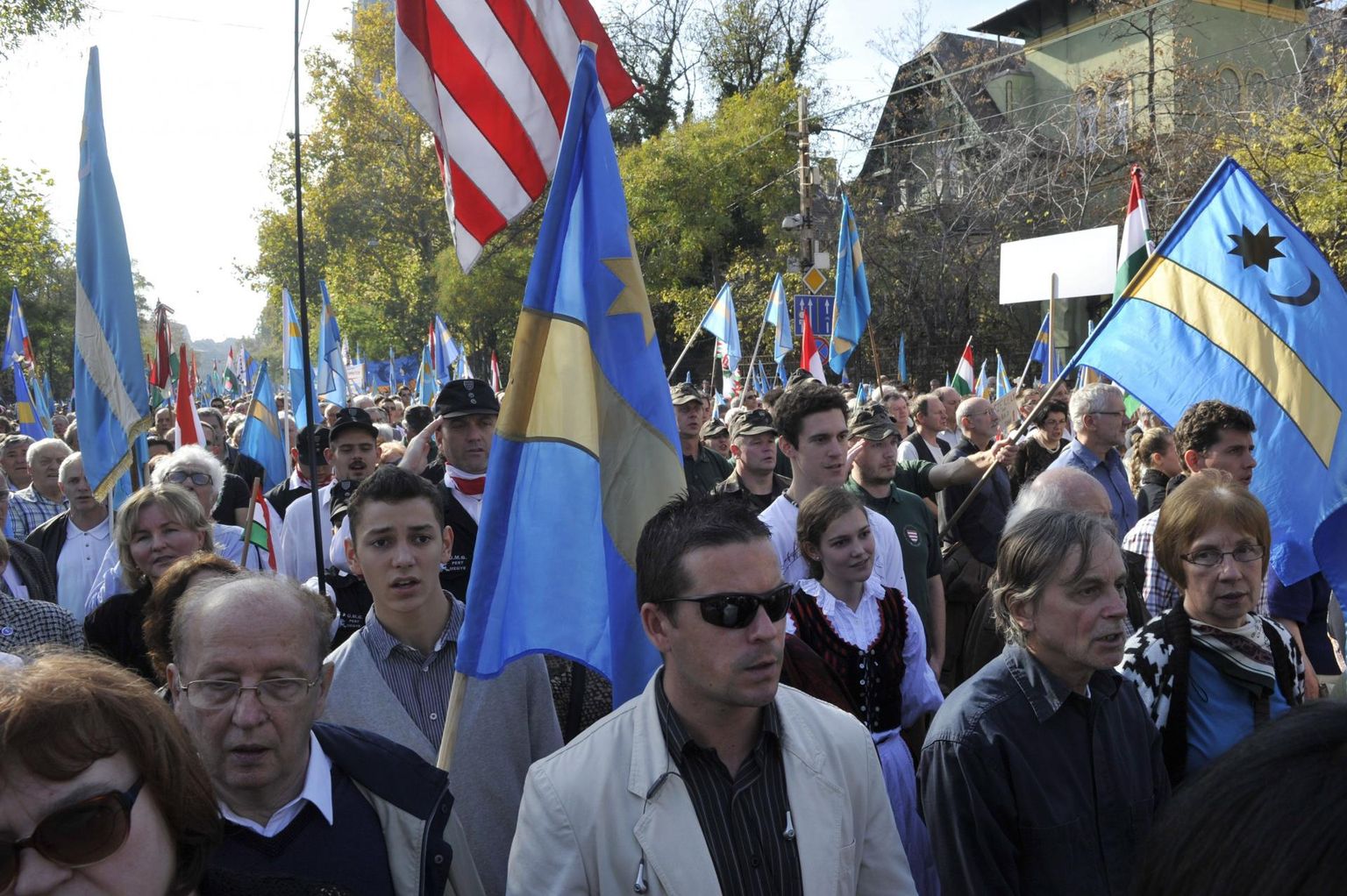 Meeleavaldus Budapestis, kus marssijad avaldasid toetust Transilvaania ungarlastest seekelite autonoomiale Rumeenia koos­seisus. 