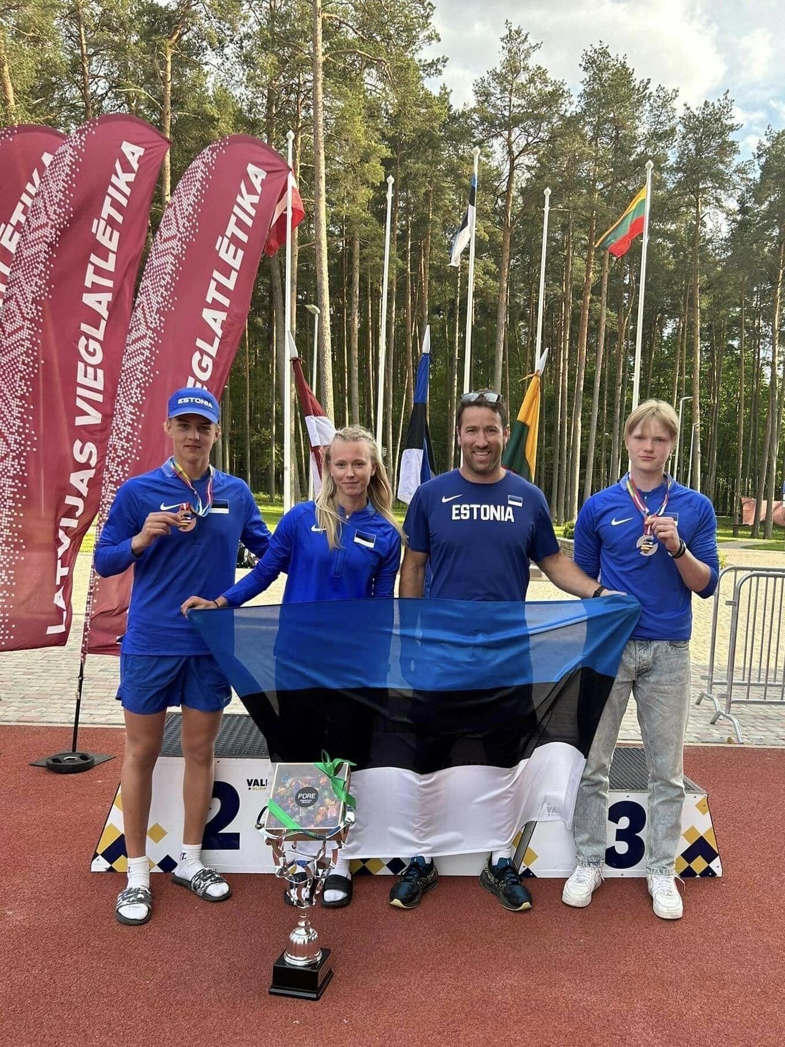 Eesti koondist esindanud Lääne-Virumaa sportlased: vasakult Arpo Vahula, Laura Tõemets, treener Alar Madilainen ja Tristan Konso.
