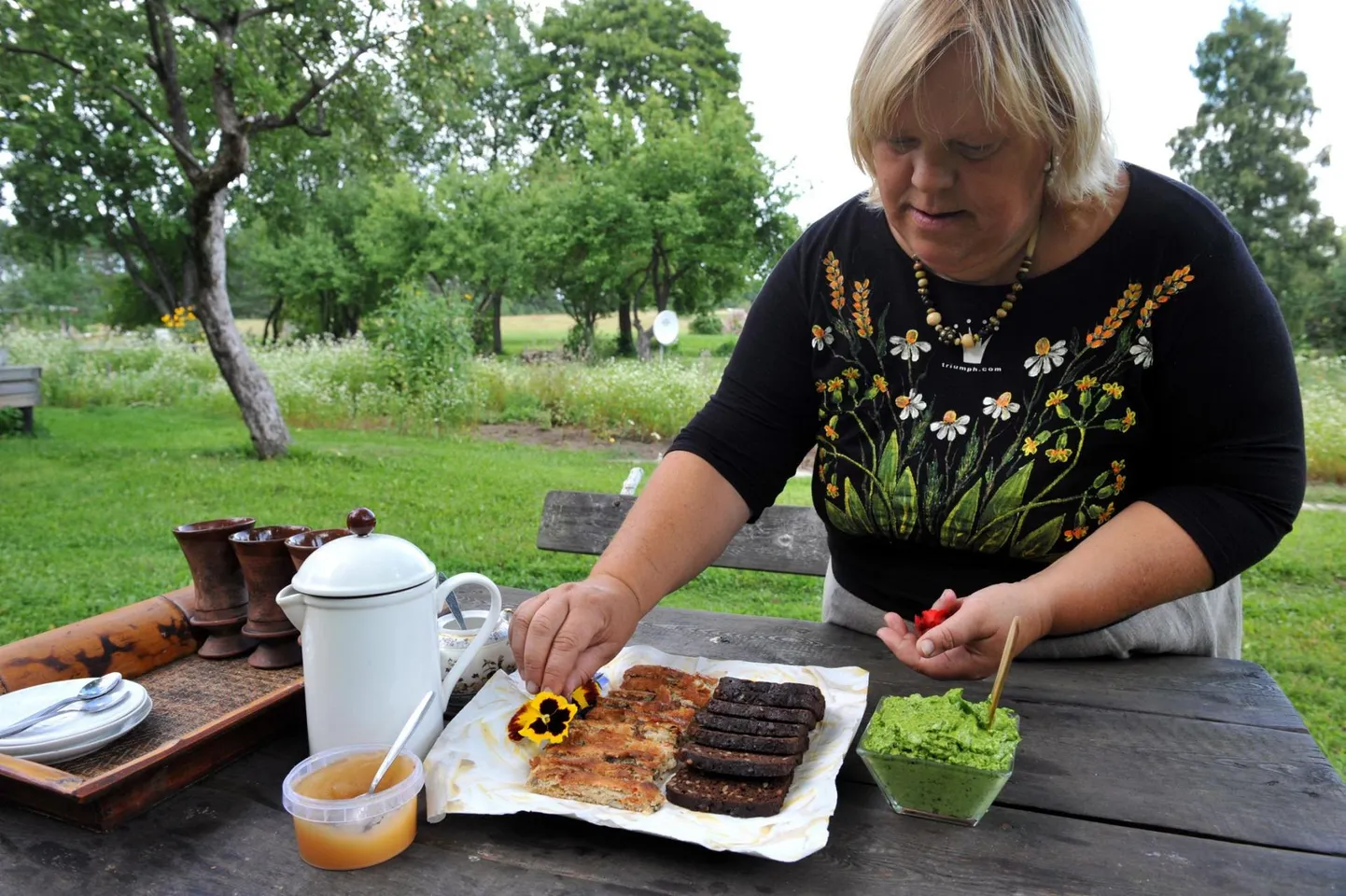 Katrin Luke Karepa ravimtaimeaiast mõistab oskuslikult naati pirukasse panna ja karulaugust pestot teha.