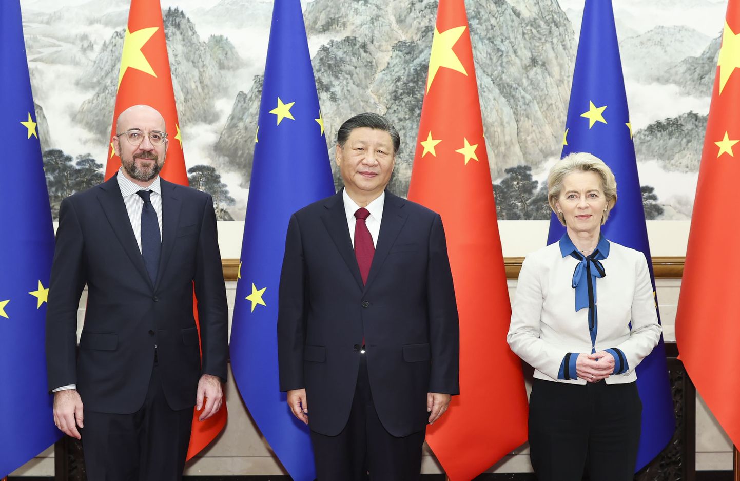 Euroopa Ülemkogu eesistuja Charles Michel, Hiina president Xi Jinping ja Euroopa Komisjoni president Ursula von der Leyen tippkohtumisel Pekingis 7. detsembril 2023.