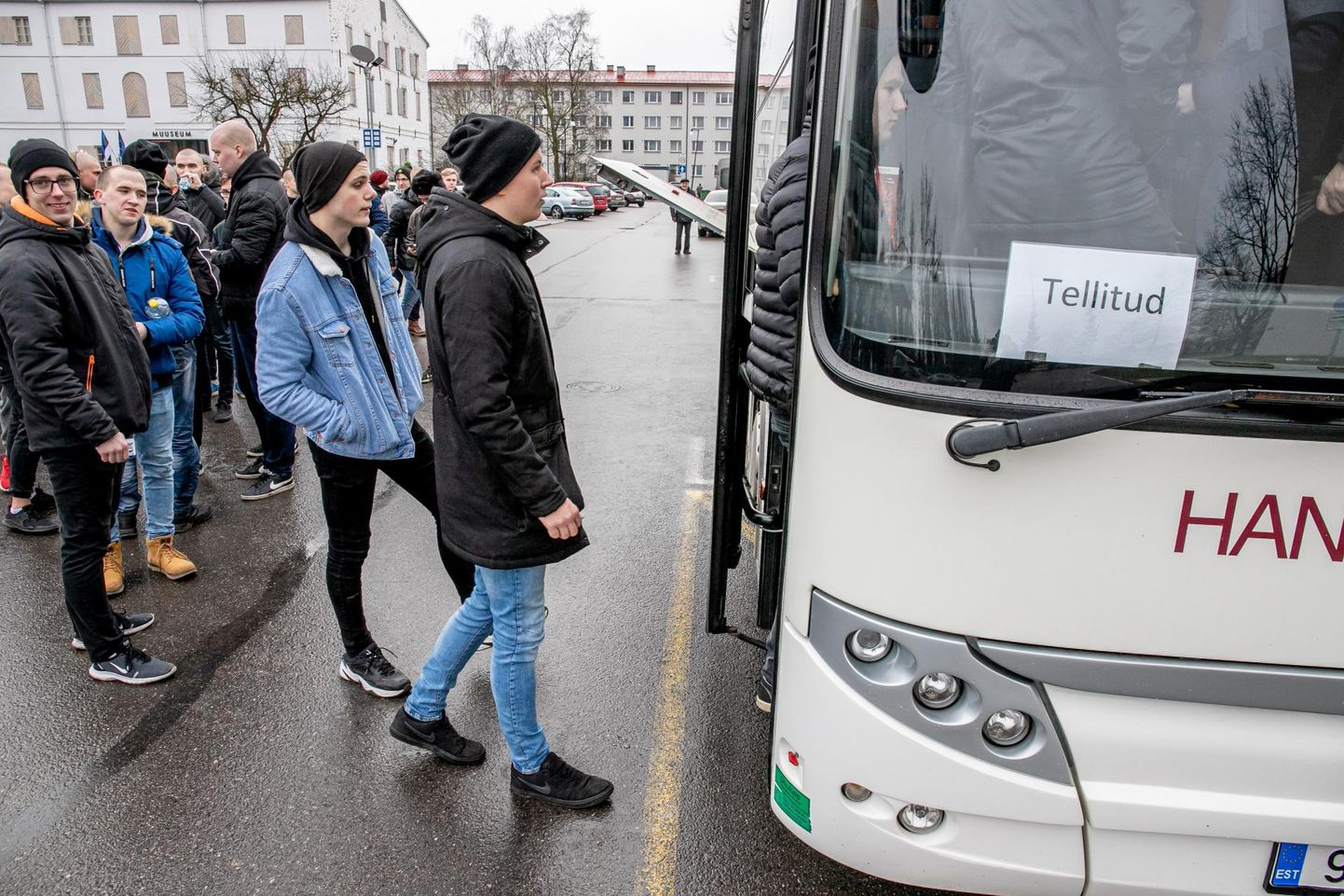 Pärnumaalt läks eile ajateenistusse ligi 40 noormeest. Paljusid neist saatsid Pärnu kontserdimaja ette vuranud bussi vanemad, pruudid ja sõbrad.