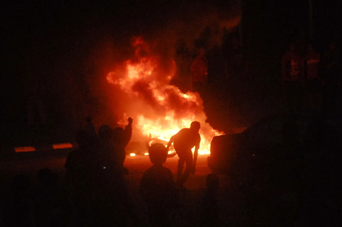 Indoneesias toimunud matši järel süüdati üks auto isegi põlema.