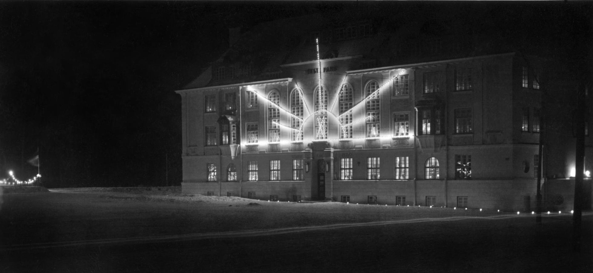 Eesti Panga Viljandi hoone illumineerituna vabariigi 10. aastapäeva puhul veebruaris 1928.