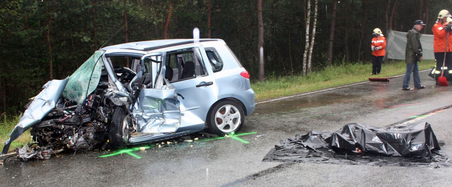 Место аварии на участке шоссе между Долле и Людерицем.