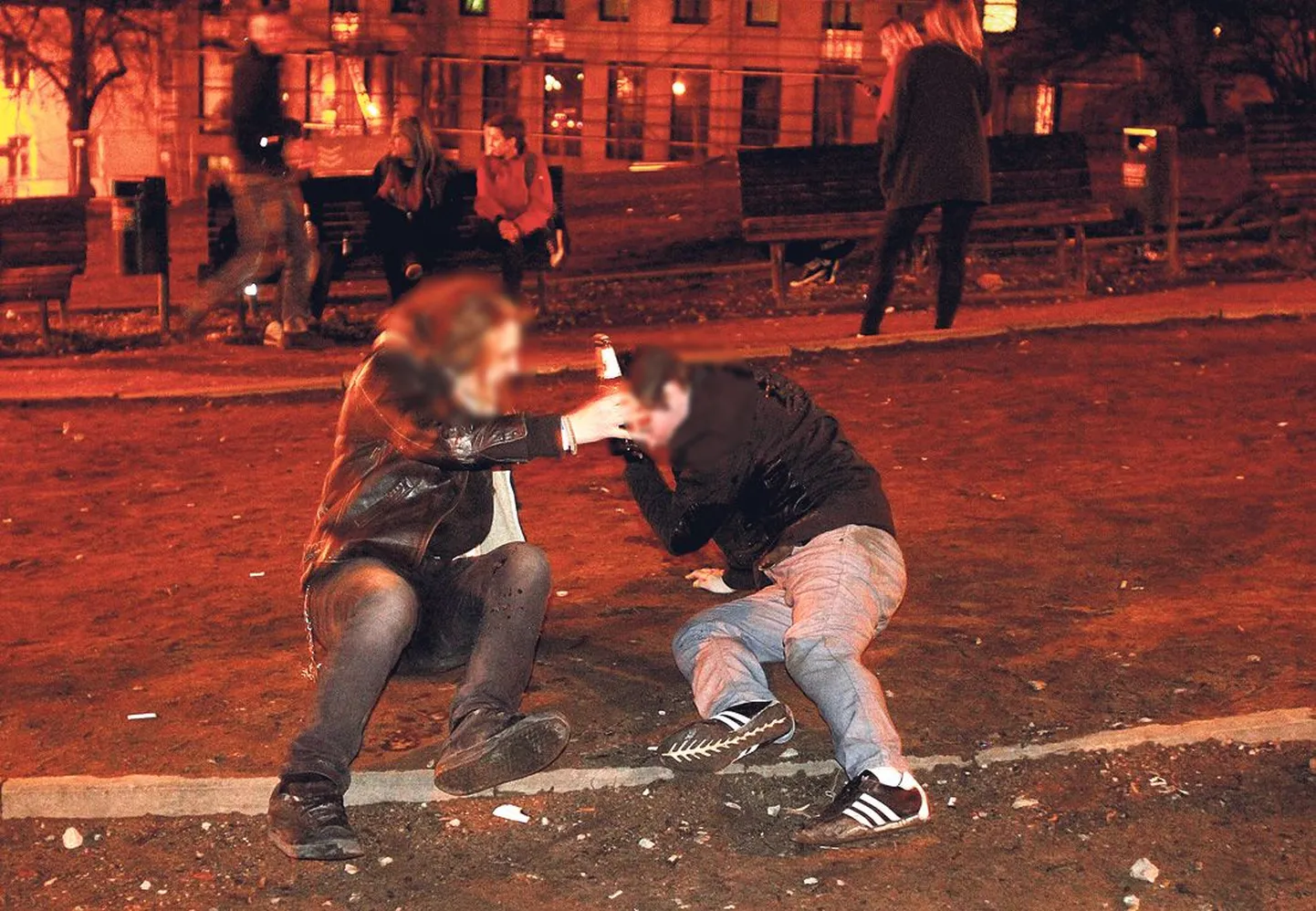 Pirogovi 
platsil kukkus rõõmsas tujus noortepaar kõnnitee äärekivi lähedal maha, kuid õnneks nii, et pead ja õlle­­pudel jäid 
terveks. Kui nad olid püsti tõusnud, kukkusid nad taas ja seegi kord õnnelikult.