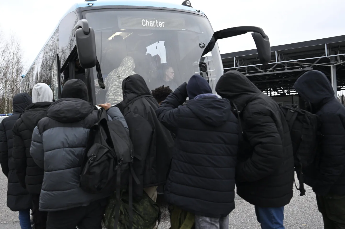 Просители убежища, прибывшие в центр беженцев Йоутсено 15 ноября 2023 года.