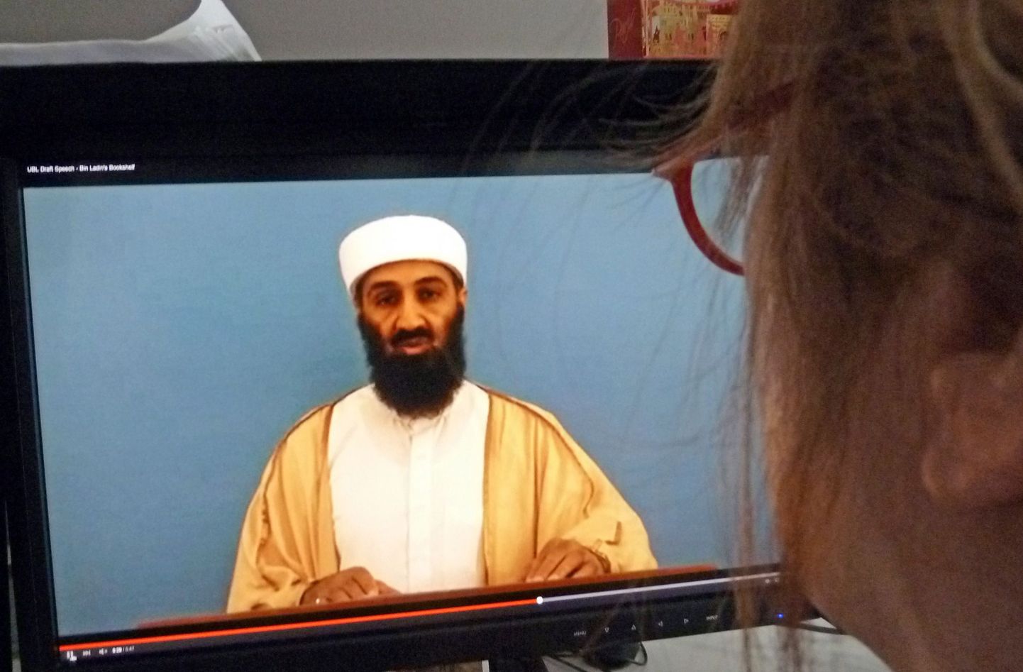 AFP toimetaja tutvumas Osama bin Ladeni kõvakettalt avalikustatud informatsiooniga.