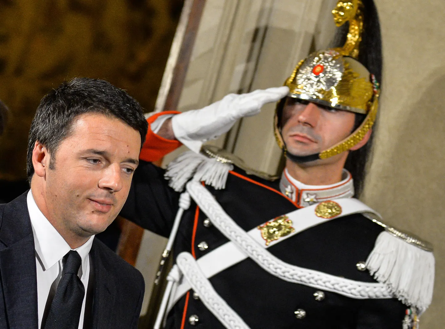 Itaalia vasaktsentristide liider Matteo Renzi võttis reede õhtul presidendipalees ametlikult vastu peaministri ametikoha.