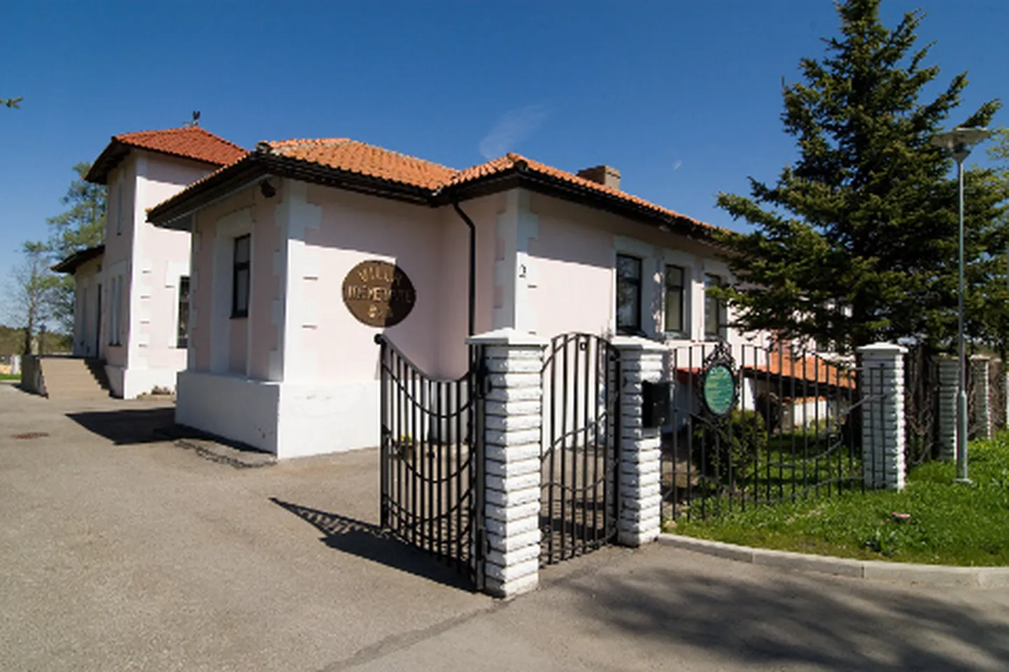 Villa Meretare on pärast renoveerimist saanud tagasi sama funktsiooni, mis tal oli esimese Eesti Vabariigi ajal - see pakub majutust kuni 20 külalisele.