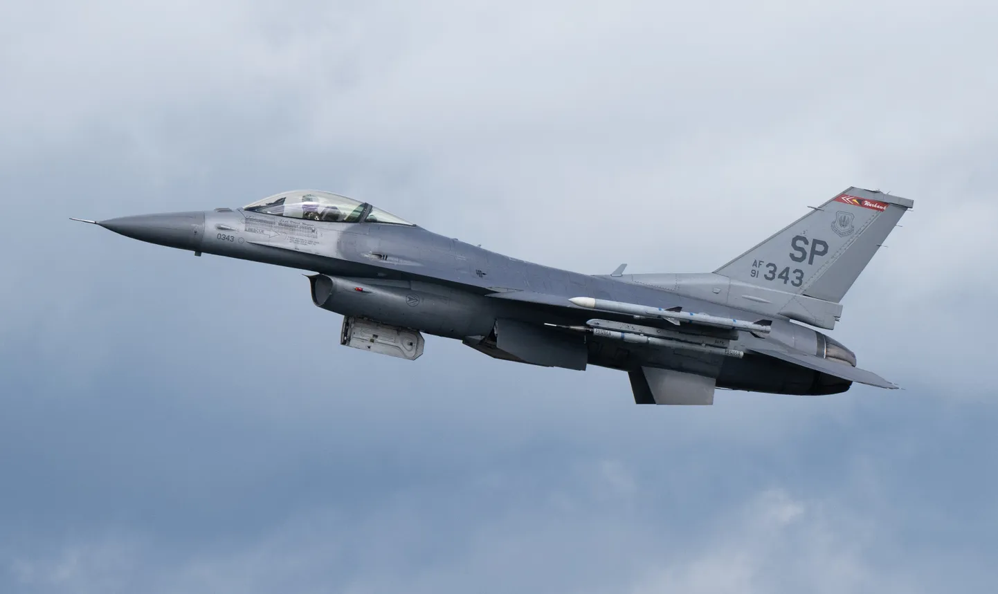 Pealtnäha on autonoomse F-16 lend samasugune nagu tavalisel hävitajal, sest praegu istuvad katselennuki kokpitis samamoodi inimesed, et kontrollida lennu ajal tehisintellekti otsuseid. Piloot võib küll lennata käed-vabalt, aga kui tarkvaras avastatakse viga, saab inimene kiiresti juhtimise üle võtta. Pilt on illustreeriv.