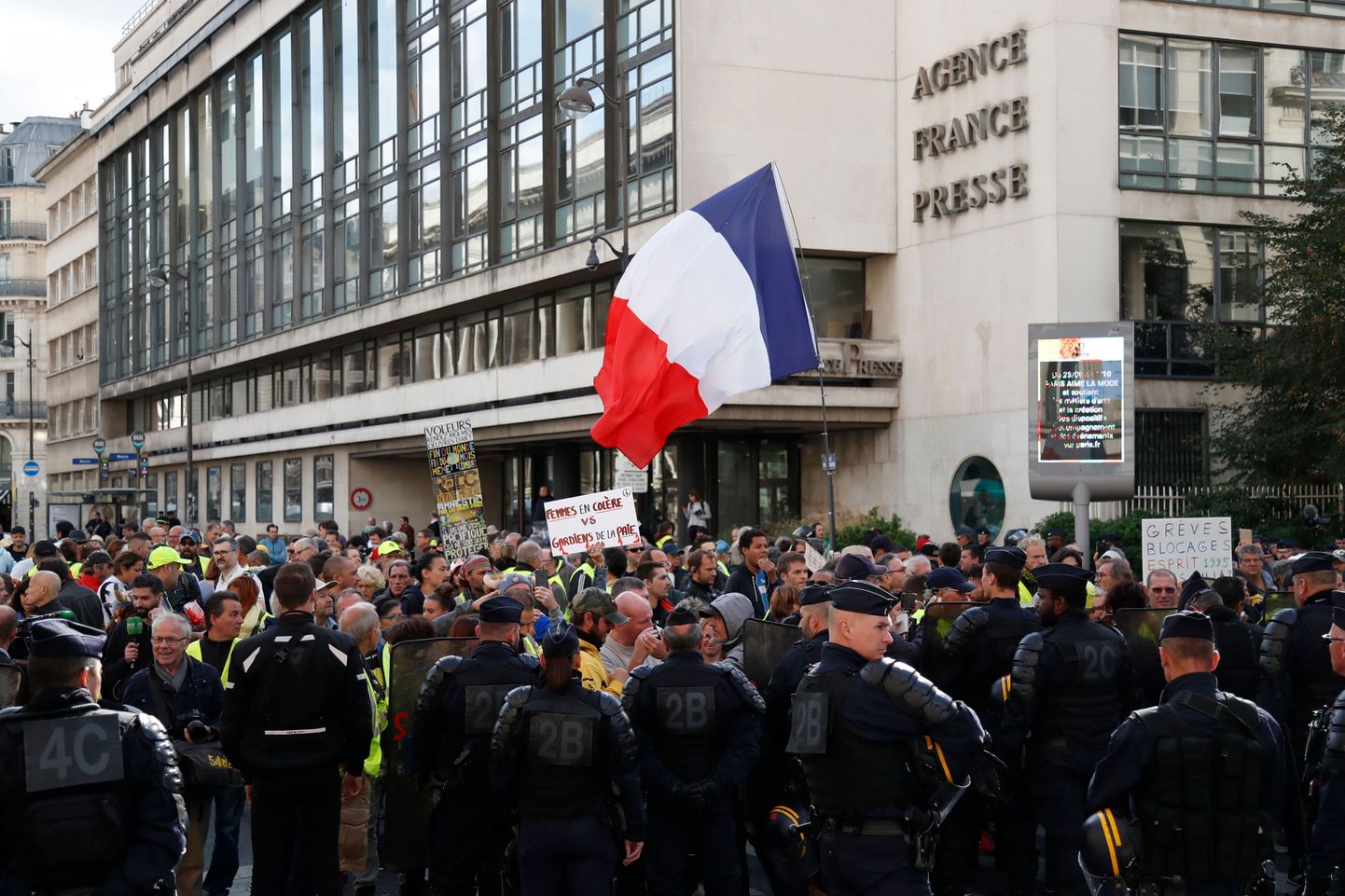 Prantsuse politsei lasi laupäeval riigi lõunaosas Toulouse´i linnas kollavestide meeleavalduse laialiajamiseks korduvalt käiku pisargaasi ja veekahurid.