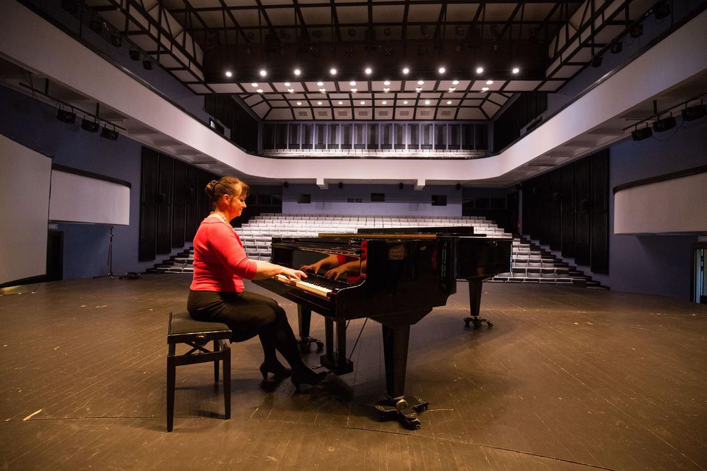 Paide gümnaasiumi muusikaõpetaja Malle Nööp mängib pildi tarvis kultuurikeskuse suure saali klaveril paar lugu. Saab ju mängida küll, aga kui pill vahetatakse uue vastu, siis see on tema meelest hea mõte.
