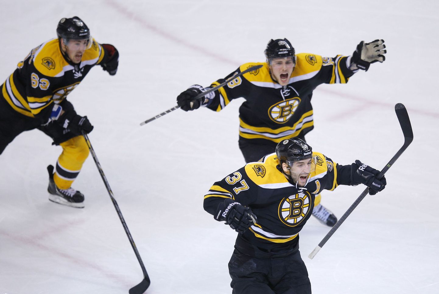 Boston Bruinsi mängijad võitu tähistamas.