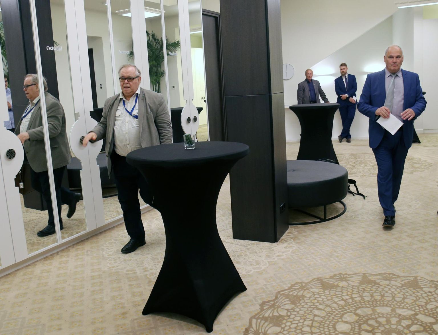Keskerakond valis Tartu piirkonna juhti teisipäeva õhtul Lydia hotellis. Pildil ametisse tagasi valitud Jaan Toots (paremal) ja varasem piirkonna juht Aadu Must.