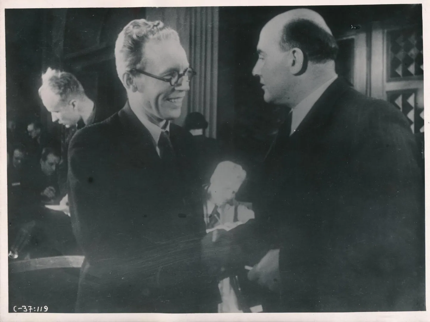 Johannes Lauristin (vasakul) ja Johannes Vares-Barbarus Eesti NSV delegatsioonis Moskvas juulis 1940.