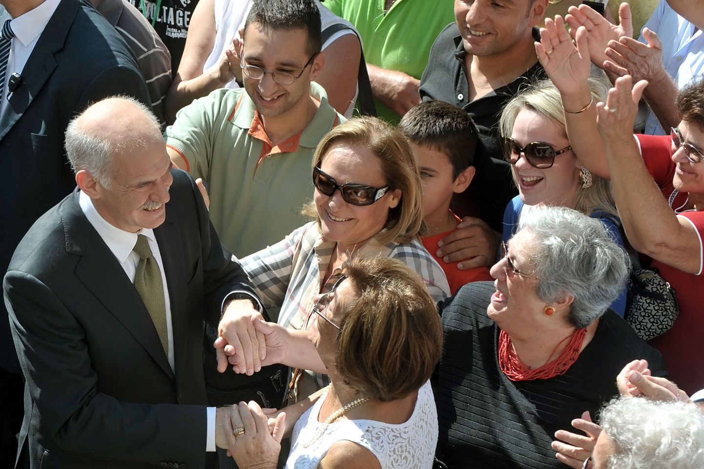 Giorgos Papandreou poolehoidjate keskel.