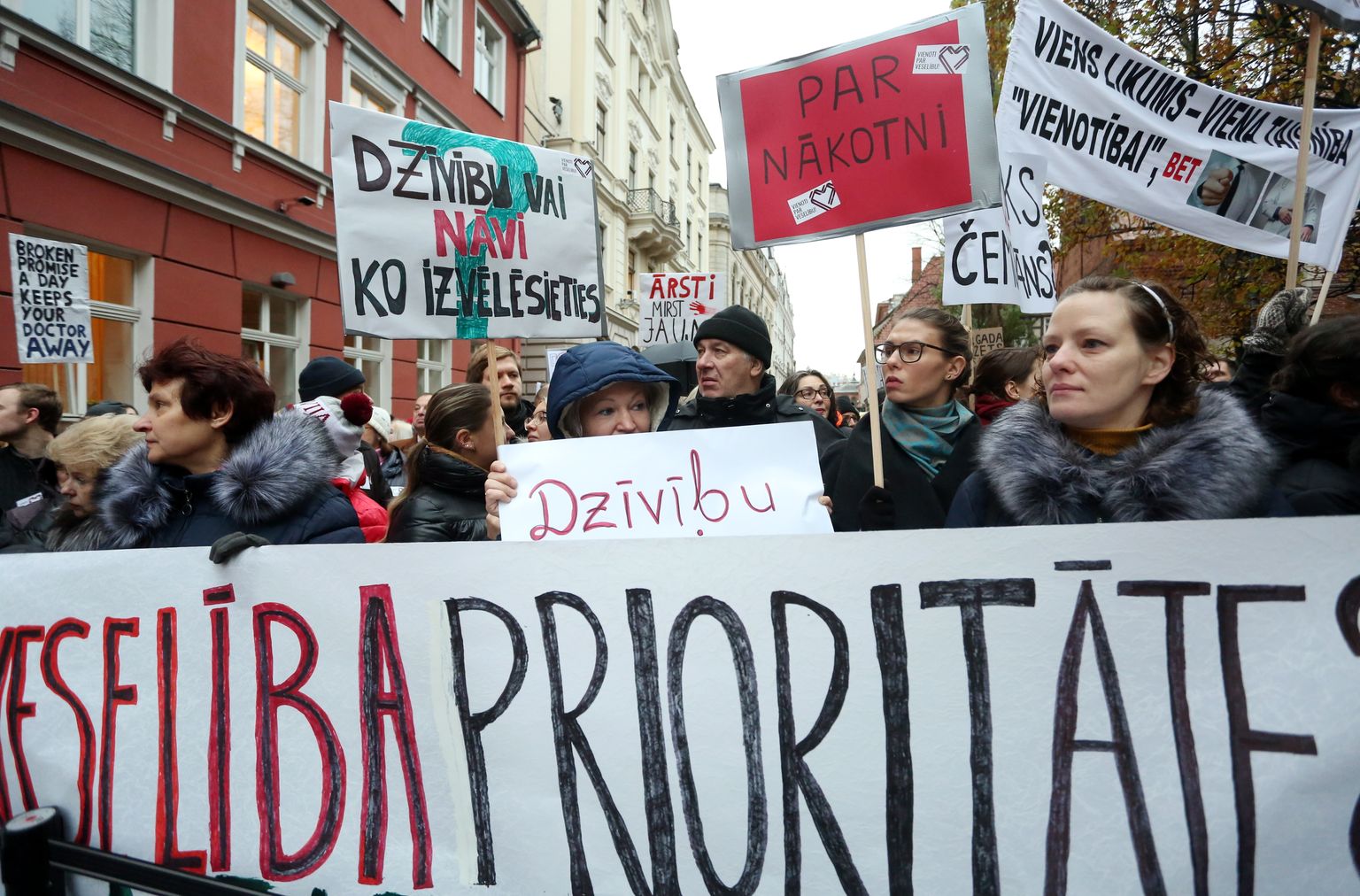 Pie Saeimas ēkas notiek mediķu protesta akcija "Viena diena bez medicīnas personāla", lai paustu neapmierinātību par trūkstošo finansējumu mediķu atalgojumam.