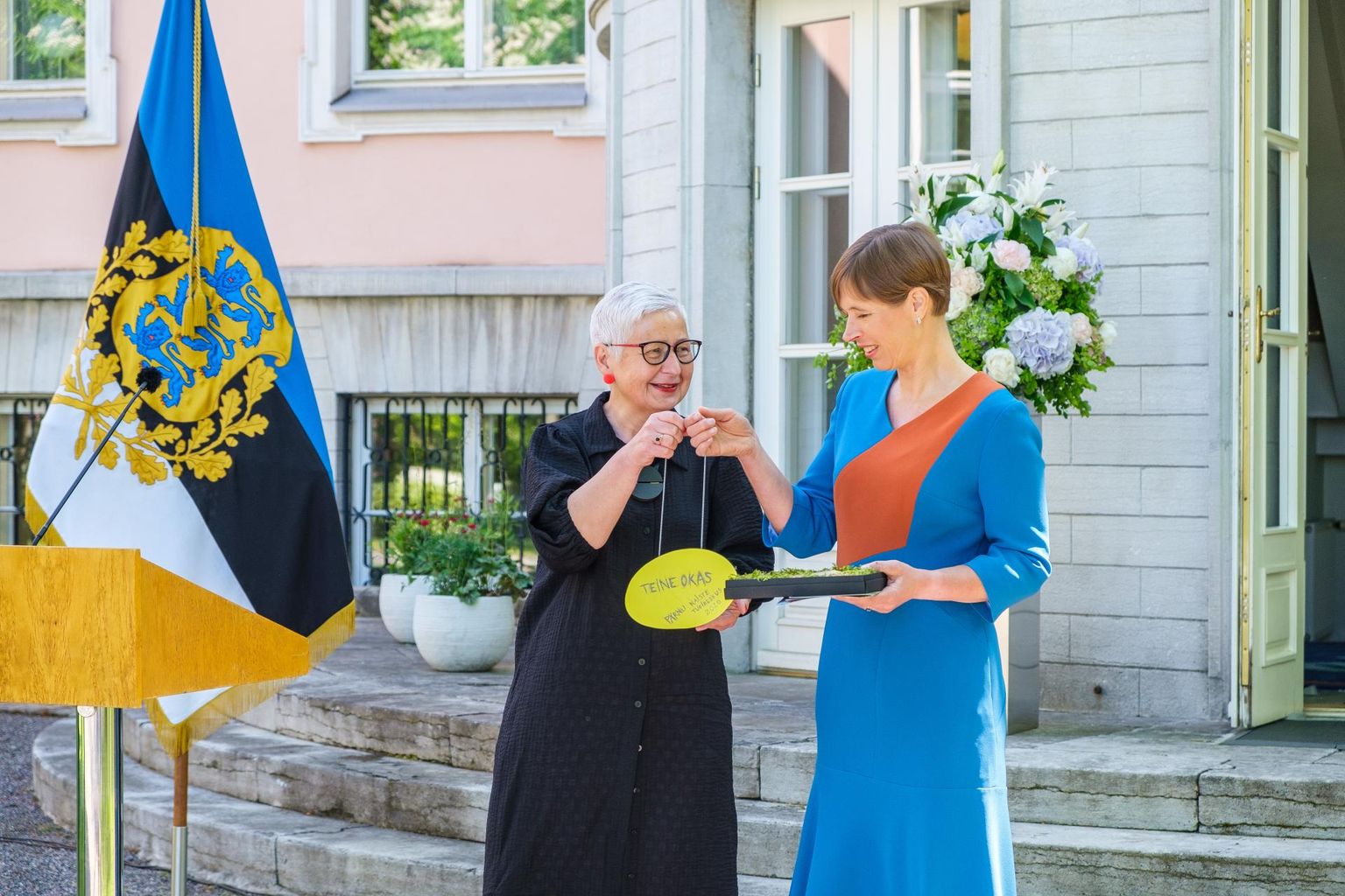Margo Orupõld annab Kersti Kaljulaidile üle Pärnu naiste tugikeskuse Okka.