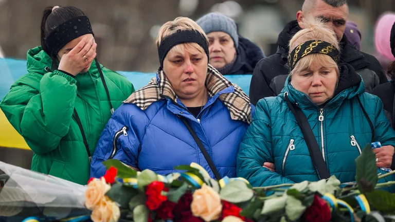 Наталья (в середине) недавно хоронила мужа. Похороны пришлось прерывать из-за угрозы артобстрела