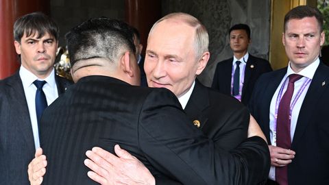 FOTO ⟩ Putins pateicīgs Kimam par Ziemeļkorejas karavīru dalību karā pret Ukrainu