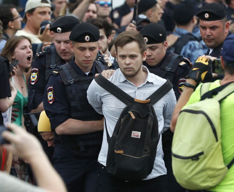 В Москве проходит марш в поддержку Ивана Голунова. Количество задержанных исчисляется десятками.