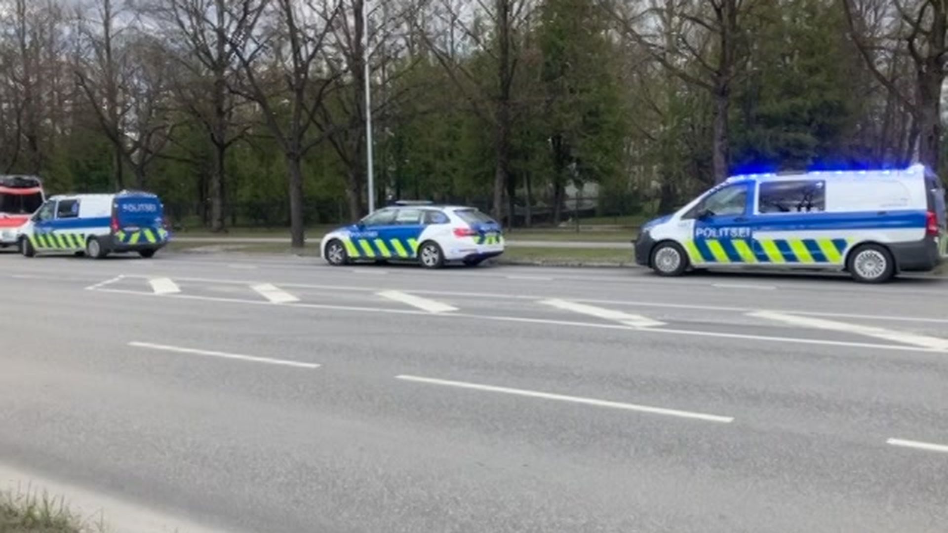 Автомобиль задел переходившего дорогу ребенка: водитель ничего не заметил и  поехал дальше