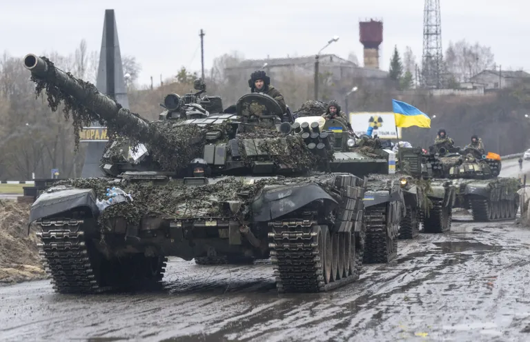 Ukraina tankid ületamas 9. aprillil 2022 Kiievi lähedal pontoonsilda, mille jätsid taganenud Vene väeüksused. Tankidel on näha kamuflaažvõrke