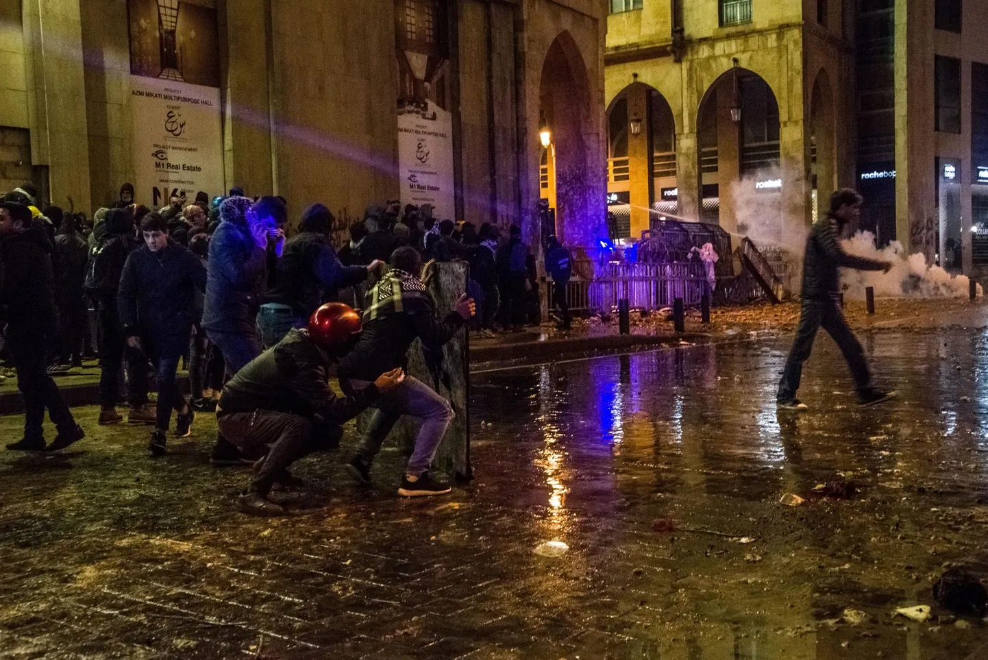 Protestijad otsimas kaitset veekahurite ja kummikuulide eest.