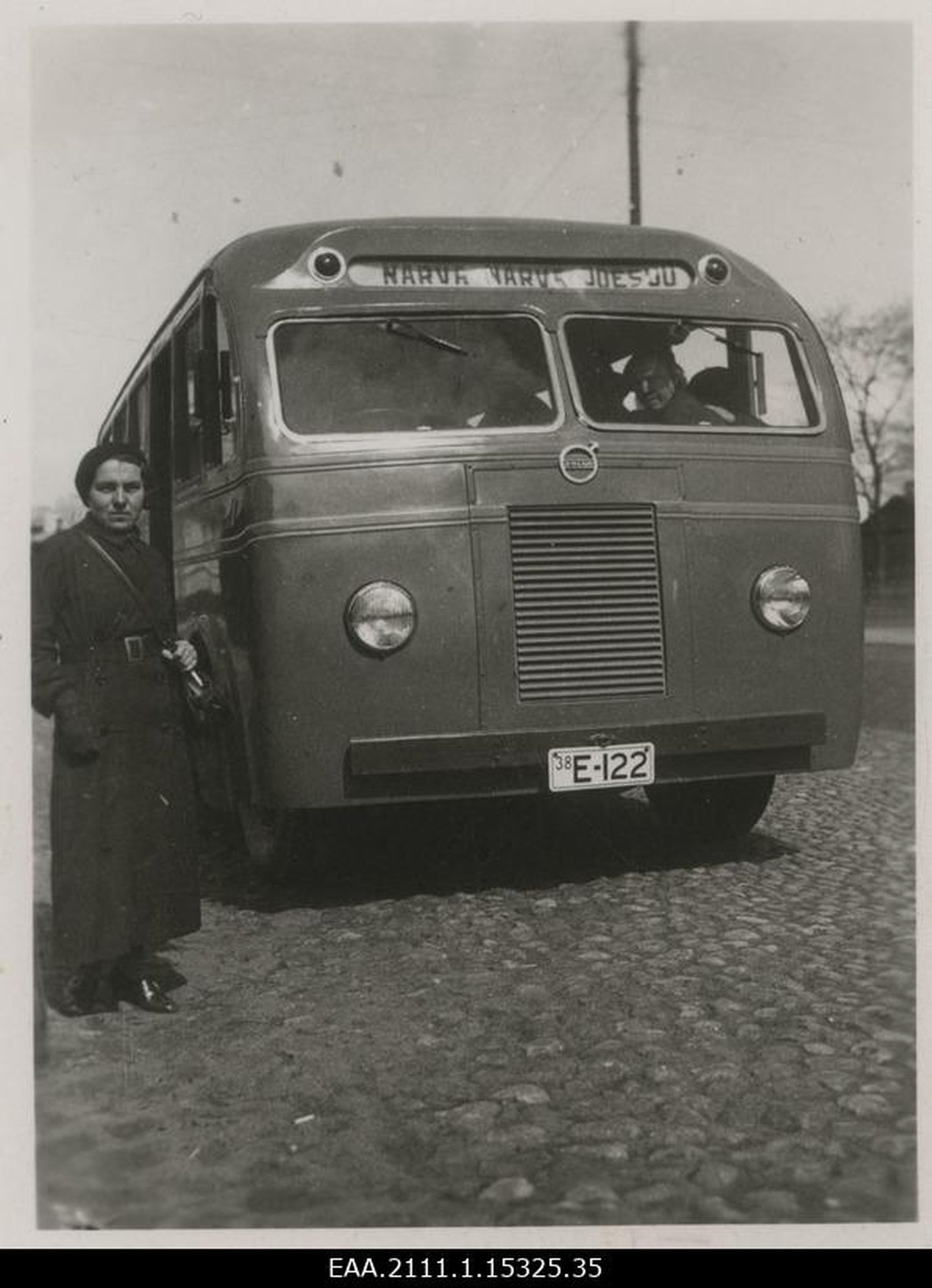Reisija ja buss, mis sõitis 1920-1930 Narva ning Narva-Jõesuu vahel. Pilt on illustreeriv.