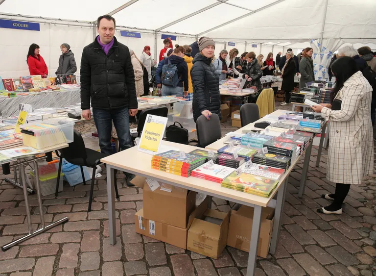 Esiplaanil on Postimehe kirjastuse raamatud.