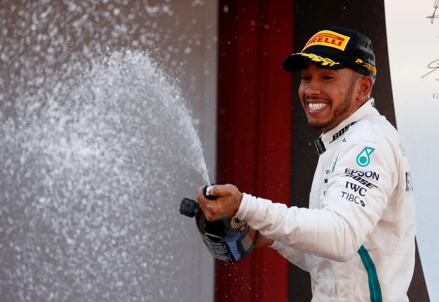 Pilt, millest Ferrari meeskonnal on kahtlemata ammu kõrini: Lewis Hamilton võidušampanjat pritsimas.