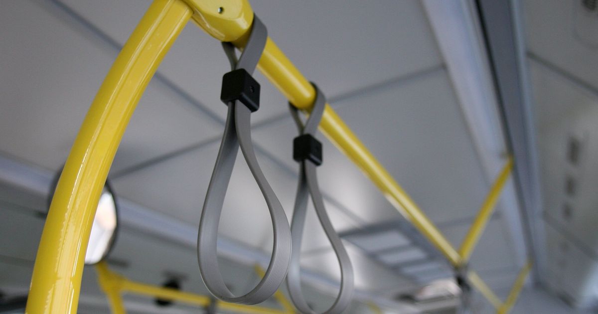 Петли в автобусах. Поручни в автобусе. Перила в автобусе. Поручни в общественном транспорте. Поручни в маршрутке.