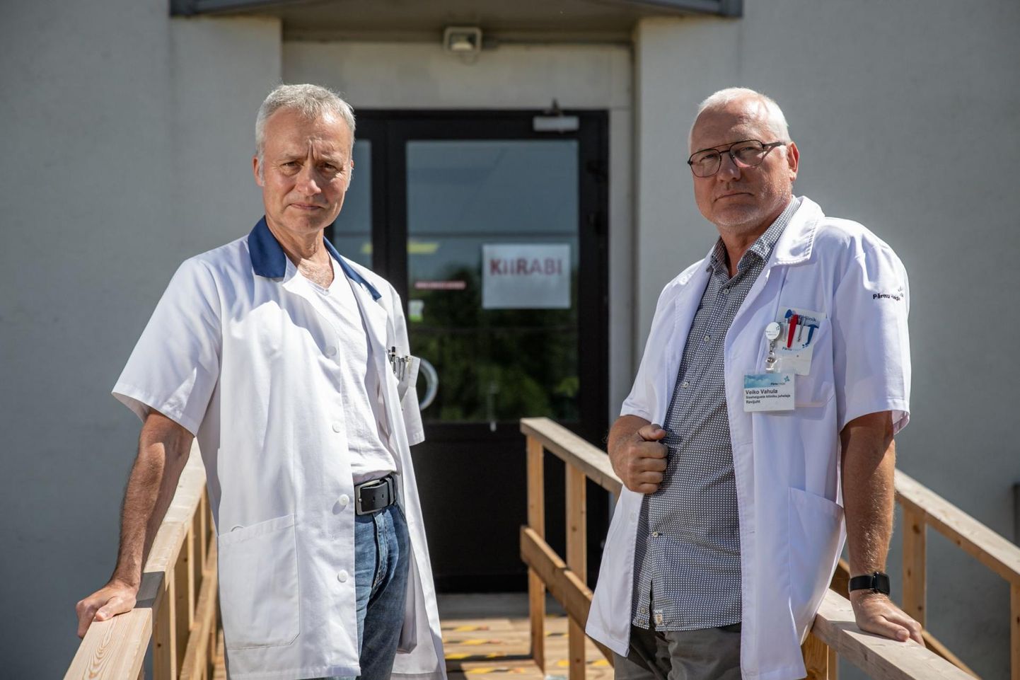 Terviseameti hädaolukorra meditsiinijuht Urmas Sule (vasakul) ütles, et haiglad on omikrontüvest tingitud haigestumise kasvuks valmis. Pärnu haigla ravijuhi Veiko Vahula sõnutsi on Pärnu haiglas praegu 27 COVID-19 voodikohta.