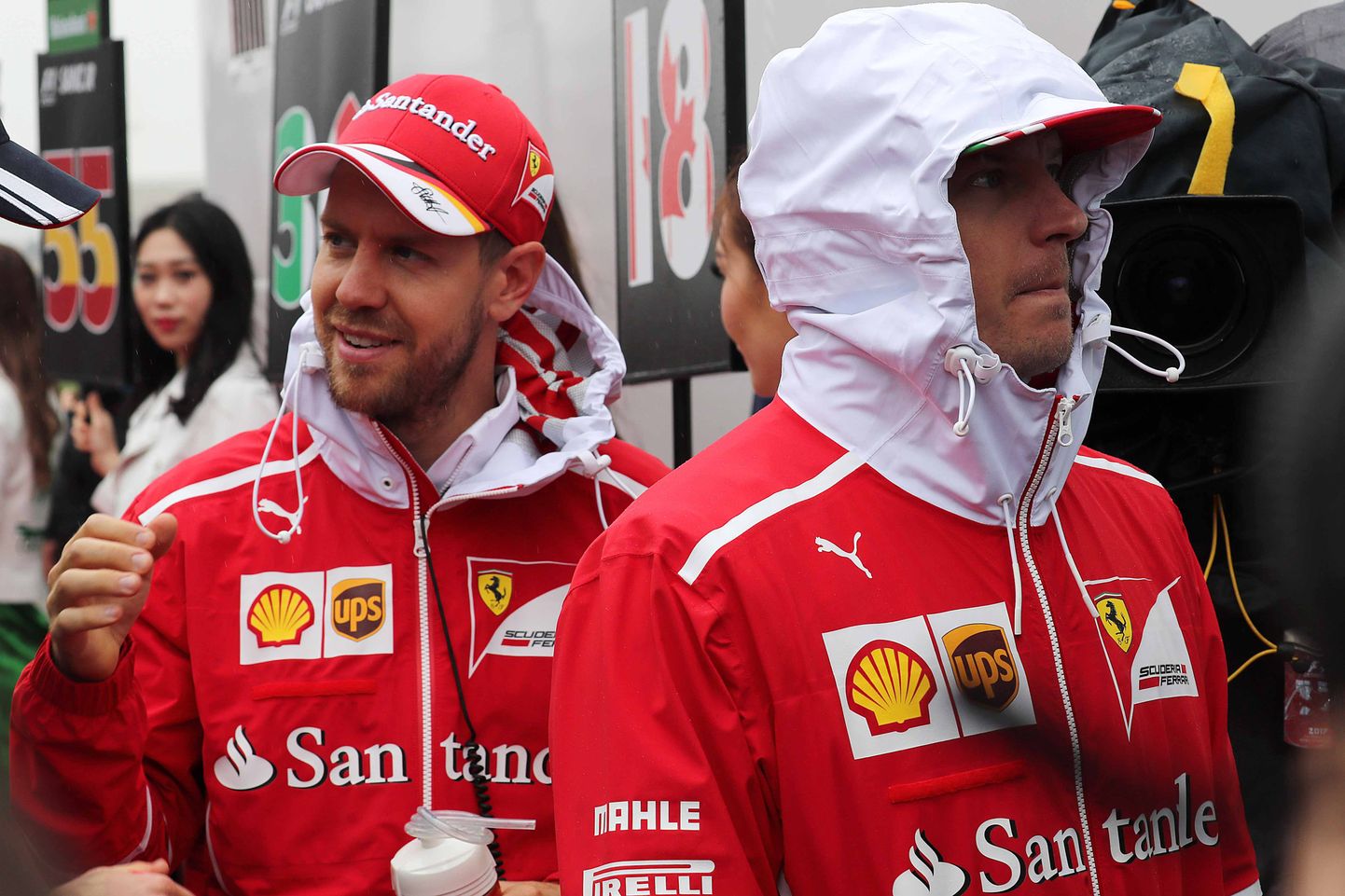 Sebastian Vettel naeratab, Kimi Räikköneni kulm on kortsus. Kas nii läheb hooaja lõpuni?