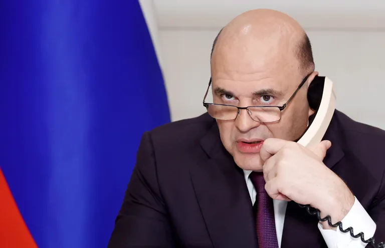 Премьер-министр России Михаил Мишустин на этом фото, возможно, звонит своему сыну Алексею, который пока не хочет идти на фронт в рамках объявленной Владимиром Путиным 21 сентября мобилизации.