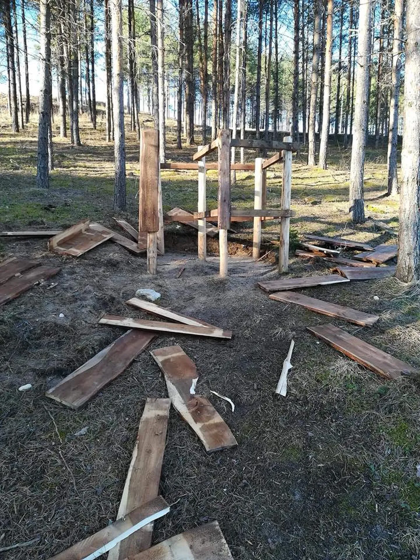 Vandaalid laamendasid Lähte terviserajal.