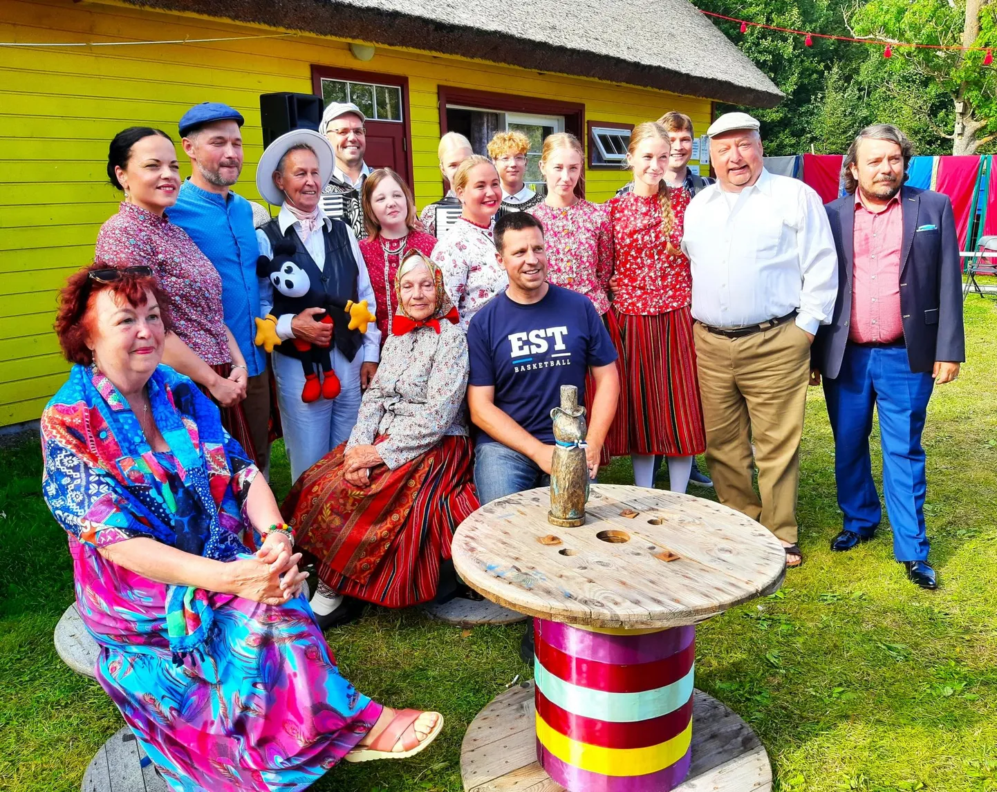 Variuse näitlejad ja lavastuses kaasa tegevad kihnlased palusid ühispildile kunagise peaministri Jüri Ratase. Vasakul suvelavastuse "Kodoaknad ei unu" autor ja lavastaja Heidi Sarapuu.