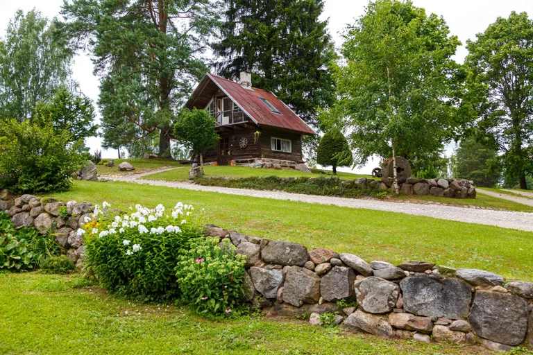 Krista ja Tarmo Varuli kodu Kanepi valla Palutaja külas on uhke planeeringuga.