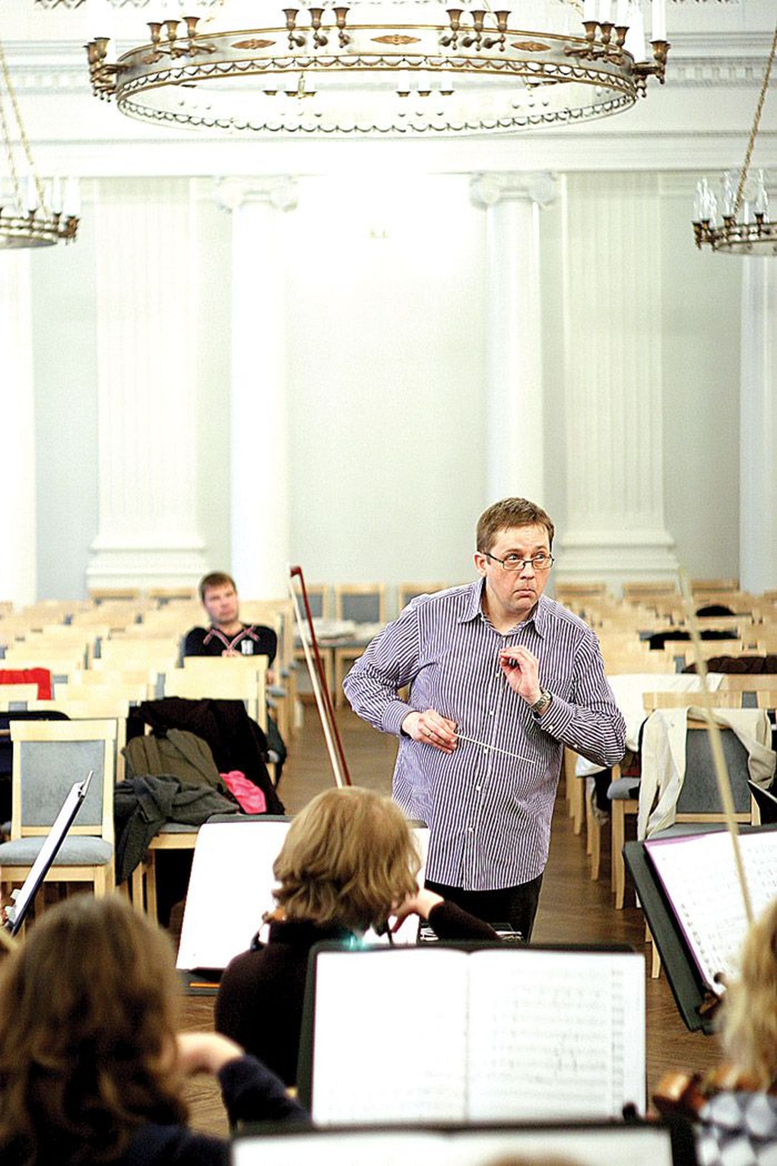 Esmaspäeval käis ülikooli aulas Lauri Sirbi juhtimise all harjutava sümfooniaorkestri proovi kuulamas ka orkestri ellukutsuja Kulno Kungla (tagaplaanil).