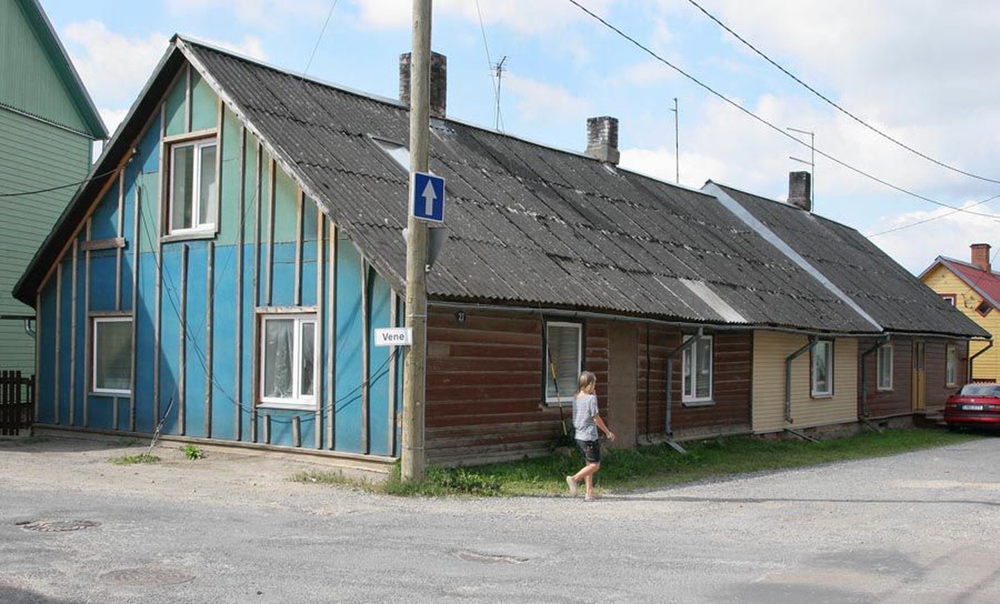 Vene tänav 27 maja välimus reedab, et selle asukad pole ühel meelel.