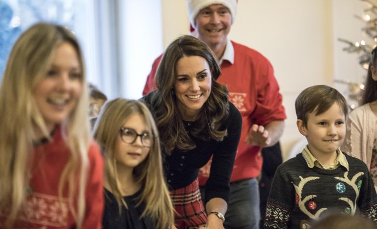 Kembridžas hercogu pāris bērnu Ziemassvētku pasākumā Bekingemas pilī