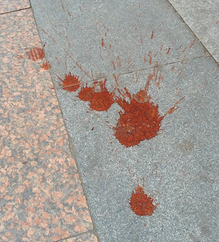 Paani süljelärakad tänaval