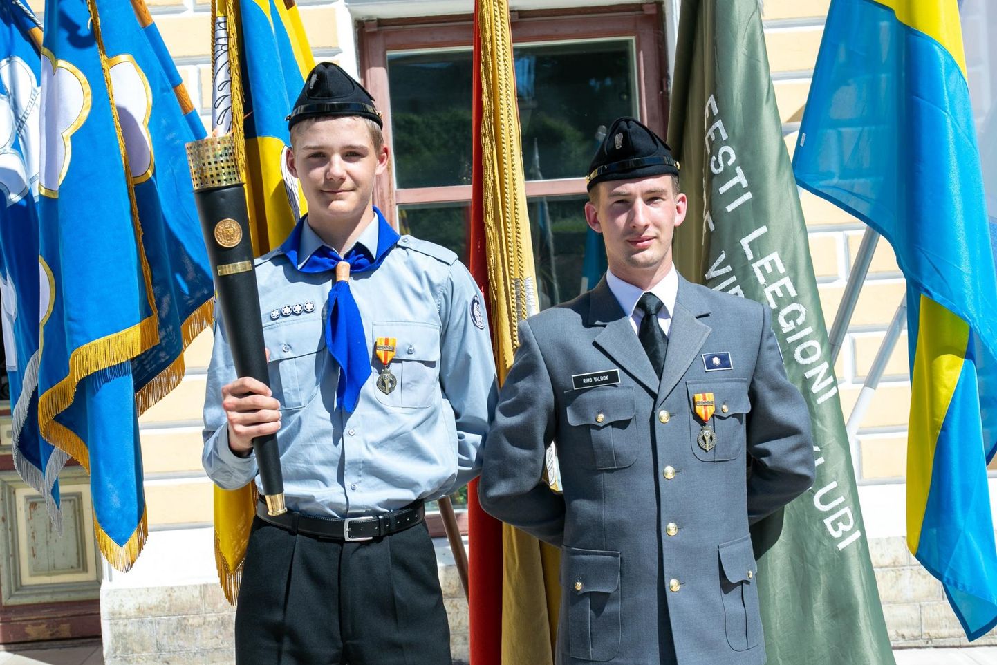 Uhke saabumine koju: noorkotkas Siim Kruusmann (vasakul) ja Tamsalu rühma noortejuht Riho Valdok naasid Kadriorust võidutulega.