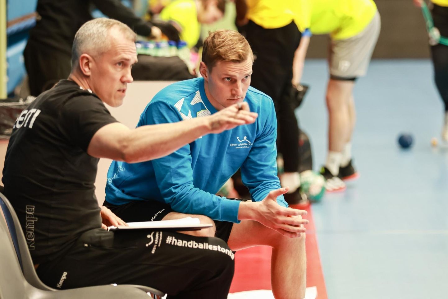 Eesti käsipallikoondis valmistub mänguks Ukraina koondisega Tallinnas treeninglaagris. Fotol on koondise peatreener Martin Noodla ja Viljandi HC kasvandik Karl Roosna, kes mängib Saksamaal.