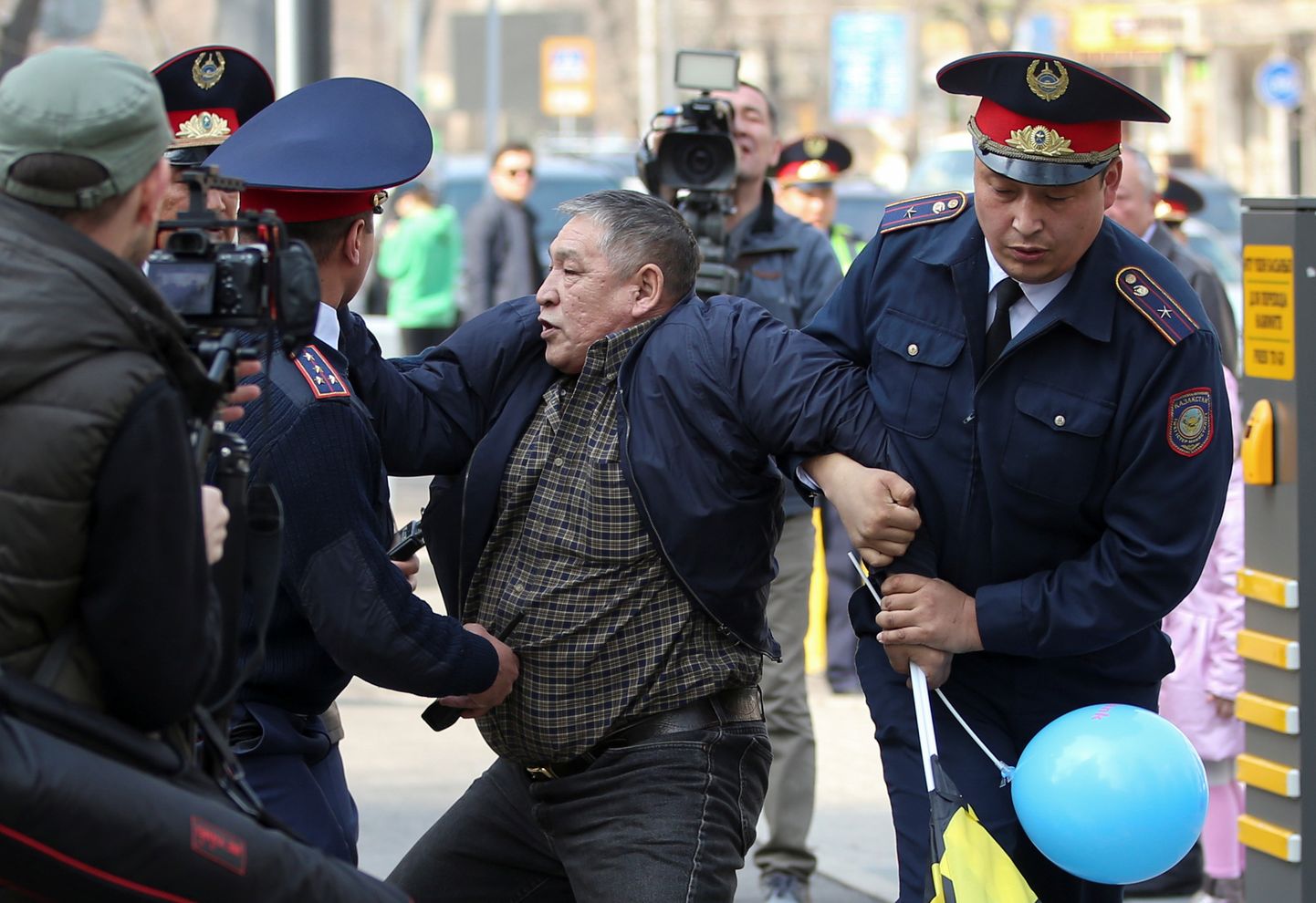 Kazahstānā policija aiztur vairākus desmitus protestētāju